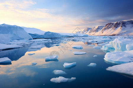 寒冷海洋中的冰山图片