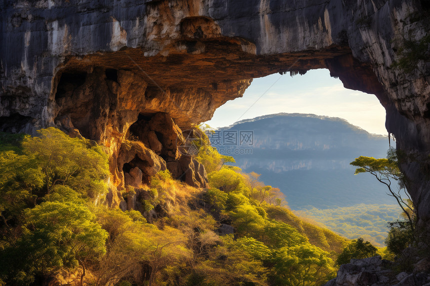 壮观的岩石山洞图片