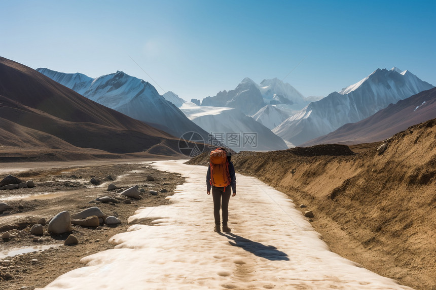 户外徒步旅行的英雄图片