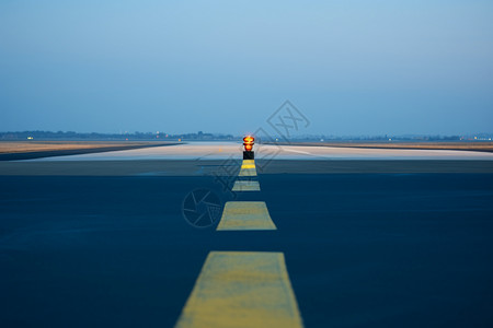 机场的跑道背景图片