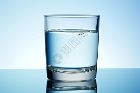 透明的饮料水玻璃杯子高清图片