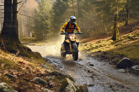 秋天泥泞山路中骑行摩托车的人图片