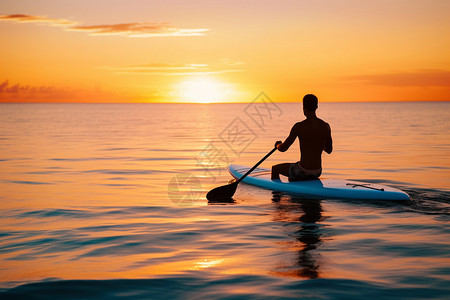 海洋中冲浪板上的男子图片