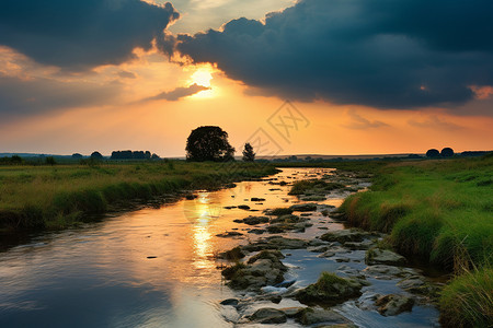 黄昏时草原河流的美丽景观图片