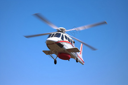 运输乘客空中飞行的直升机背景