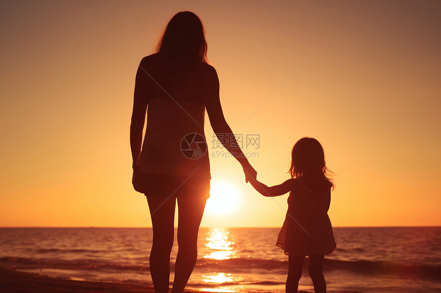 海滩上牵手散步的母女图片