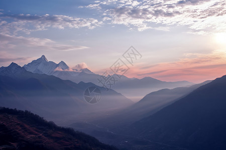 美丽的山脉和薄雾图片