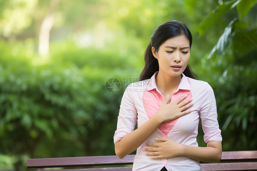 胸部疼痛的女人图片