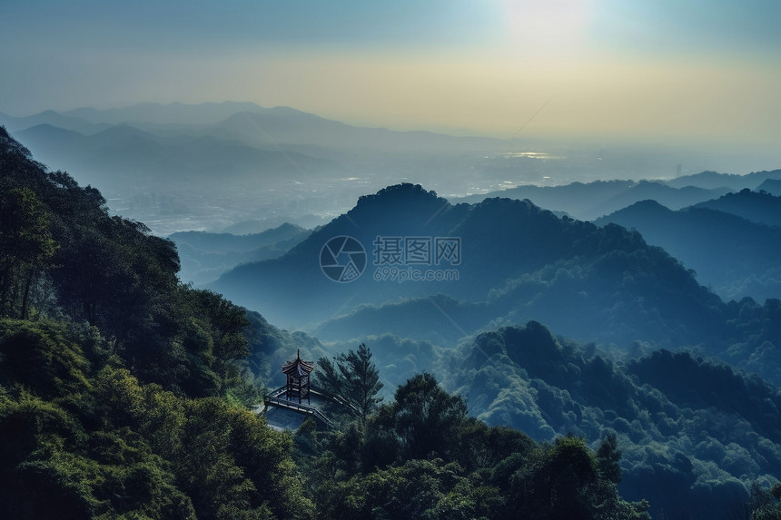 夏季清晨的山林图片