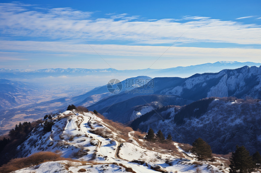 冬季大雪覆盖的山脉图片