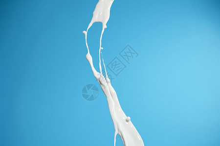 一瓶牛奶牛奶液体喷溅设计图片