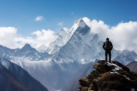 雪山中徒步旅行的登山者图片