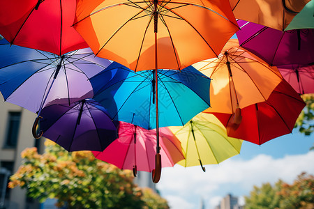城市上空的彩色伞图片