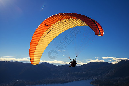 山脉中飞翔的滑翔伞图片