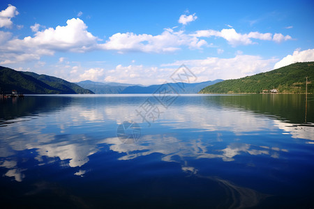 蓝天白云的湖面图片