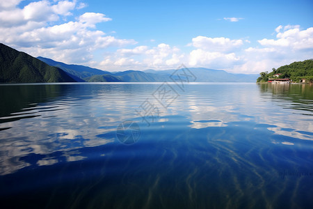 波浪平静的湖面图片