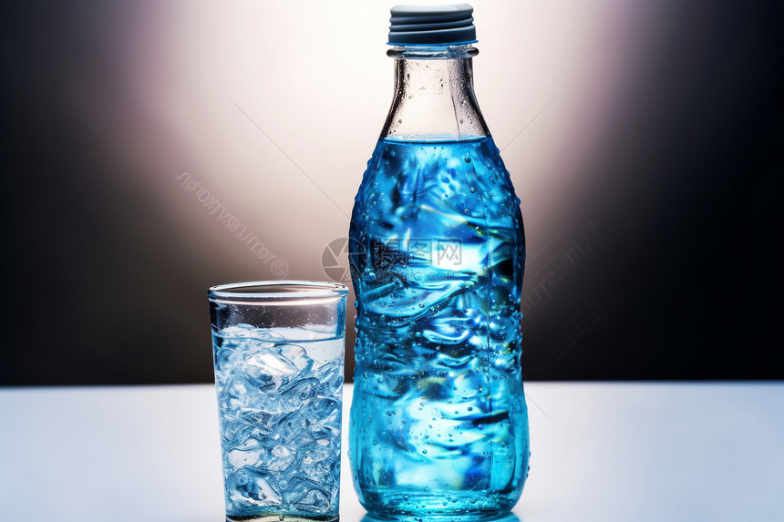 透明的矿泉水瓶图片