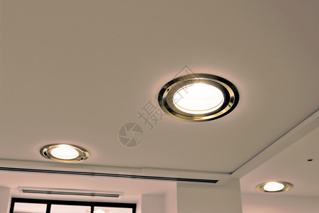 天花板的照明灯背景图片