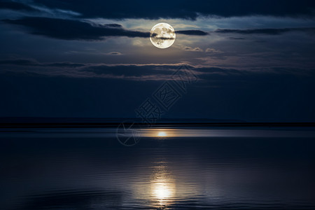 夜晚月亮升起背景图片