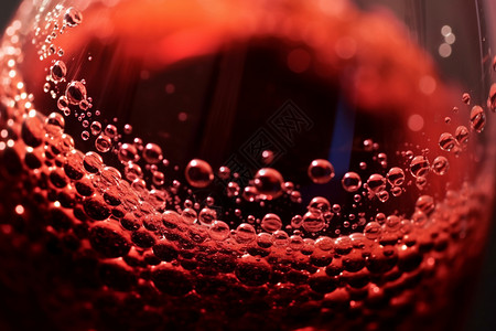 气泡丰富的红酒液体图片