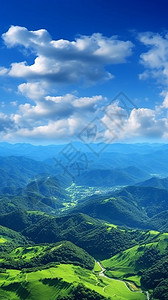 天气晴朗的绿色青山图片