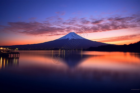 火山湖泊背景图片