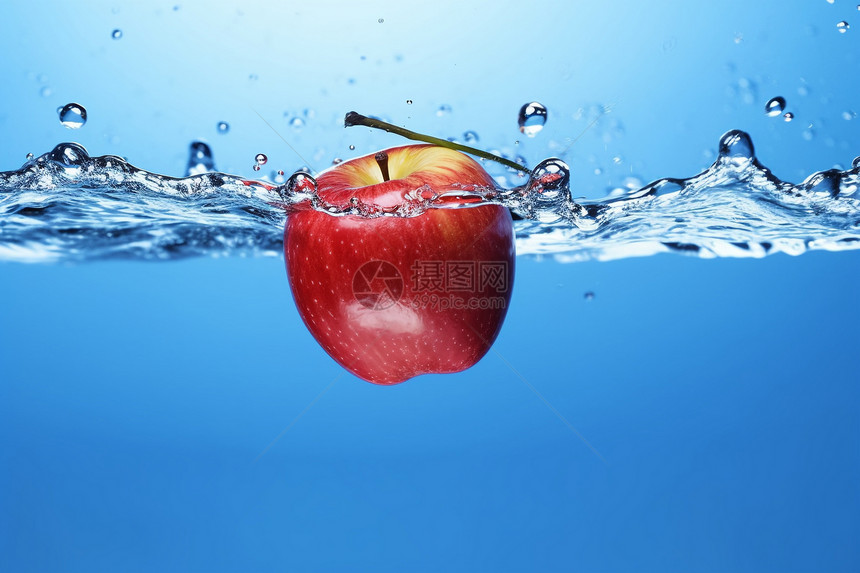 水面中漂浮的苹果图片