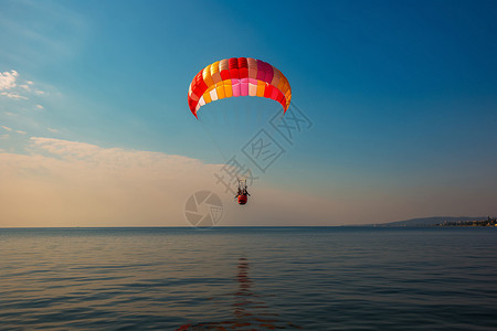 海面上的滑翔伞运动图片