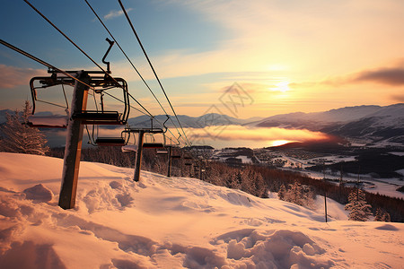 日落时雪山中的缆车高清图片