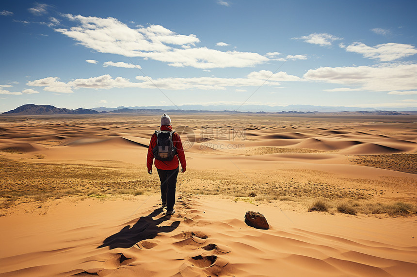 户外沙漠探险的男子图片