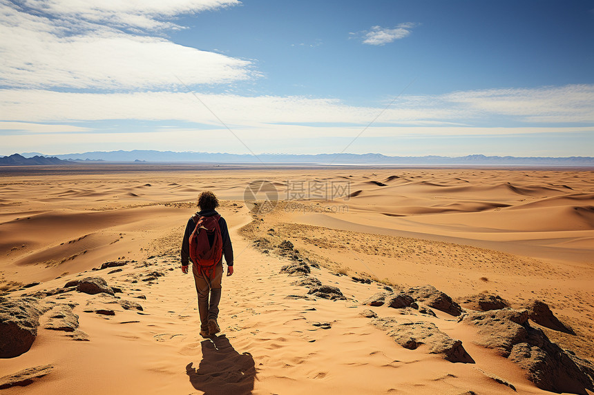 沙漠探险的男子图片