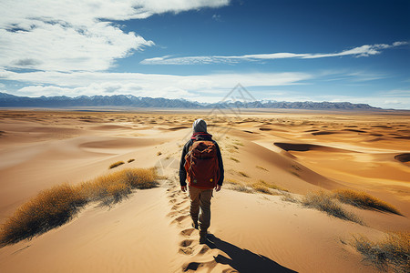 沙漠中徒步旅行的男子图片