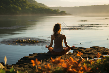 代练女人坐在海边石块上练瑜伽背景