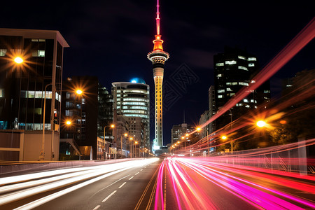 东京电视塔夜晚灯火通明的城市道路设计图片