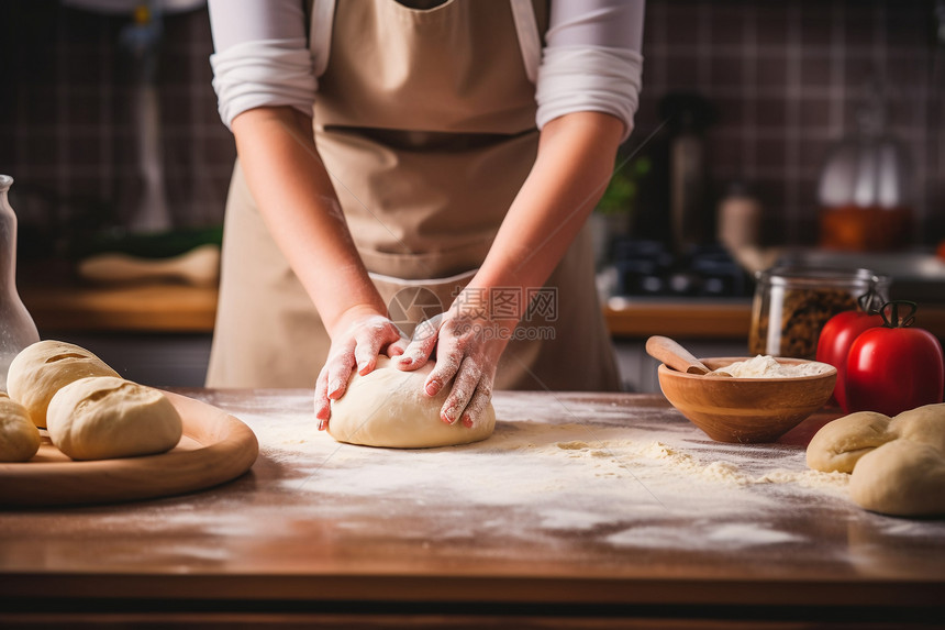 面包店烘焙面包的面点师图片