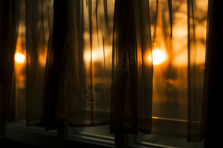 透过窗帘的落日图片