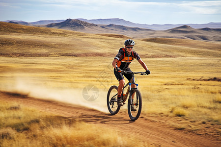 荒野中骑行山地自行车的男子图片