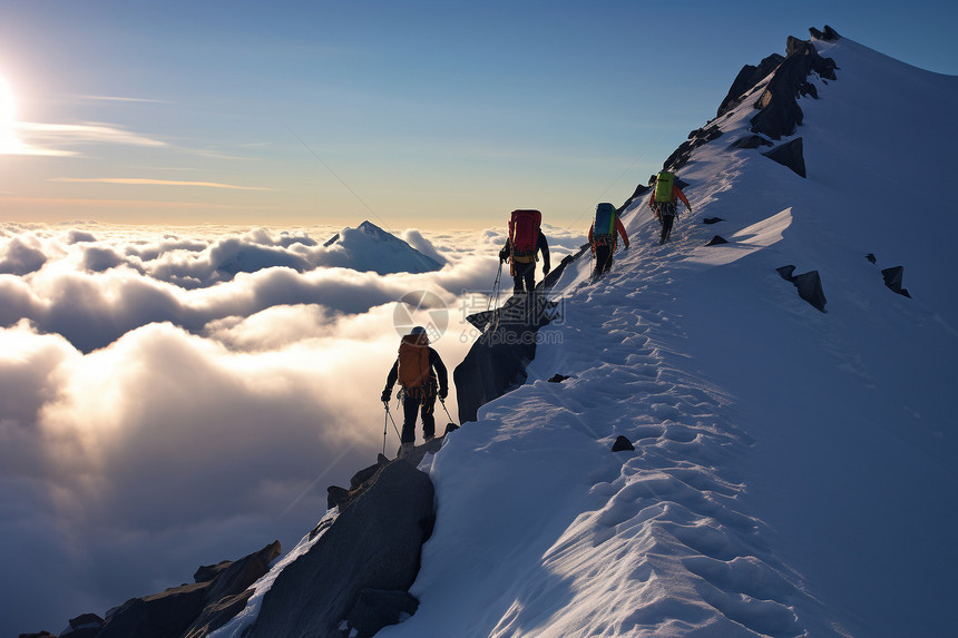 攀登雪山的团队图片