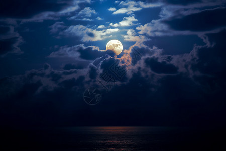 午夜多云月球月光发光图片