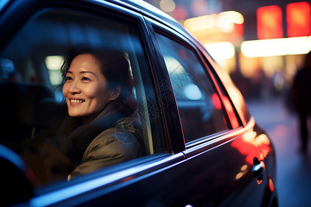 街道上汽车中的女子图片