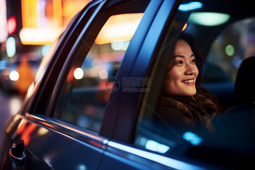 乘坐汽车的年轻女子图片