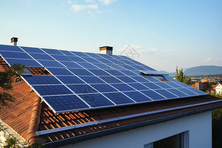 别墅屋顶上的太阳能板图片
