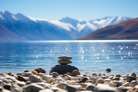 湖泊中的鹅卵石图片