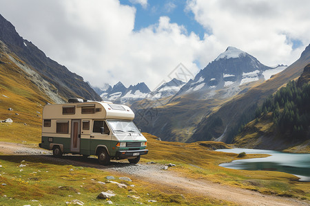 房车旅游山间出行的露营房车背景