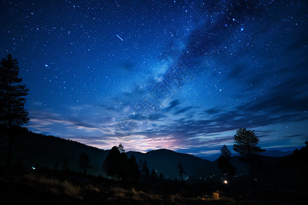 夜晚山间星空的景观图片