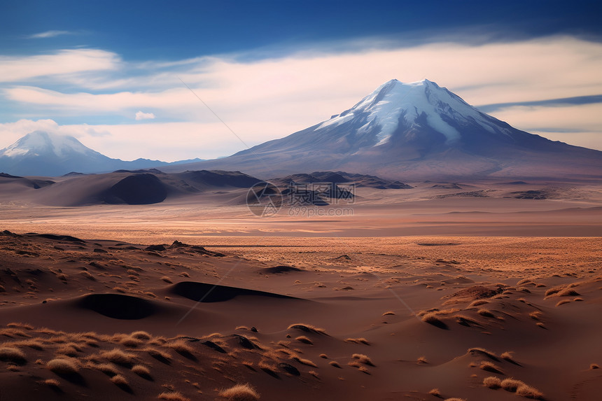 辽阔的沙漠火山图片