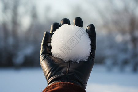 冬季户外手中的雪球图片