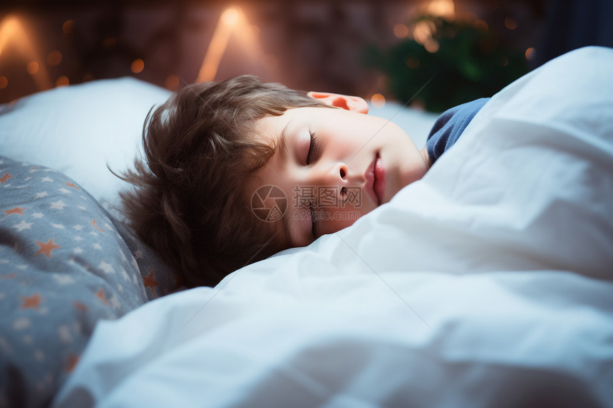 卧室熟睡的小男孩图片