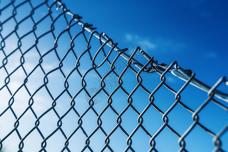 护栏网蓝天下的铁丝网背景