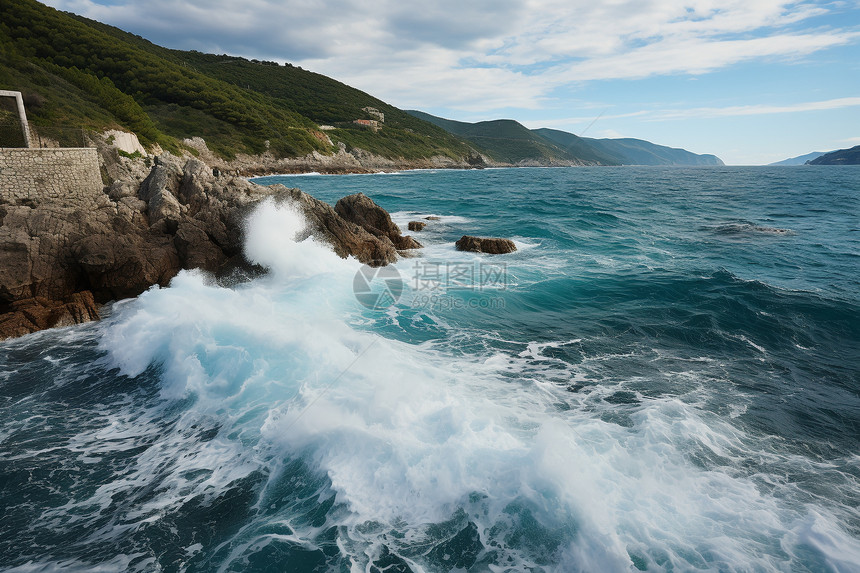 浪花冲击这岩石图片